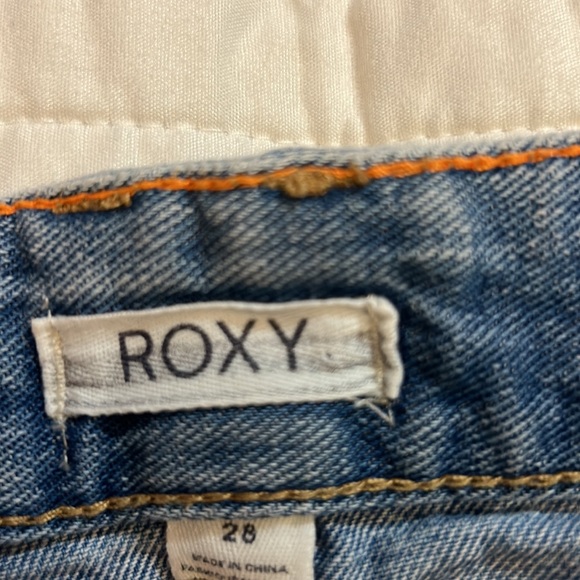 Roxy Ladies Button-fly Distressed / Ripped Jean Shorts EUC Size 28 - Picture 3 of 6